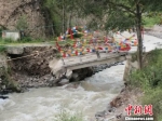 图为舟曲县境内桥梁被毁。　尚金华 摄 - 甘肃新闻