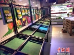 图为舟曲县城超市内，蔬菜紧缺。　尚金华 摄 - 甘肃新闻