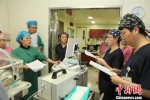 甘肃省妇幼保健院组织新生儿科、超声、影像等多学科专家进行会诊，并成立了专门的救治小组。　田健 摄 - 甘肃新闻