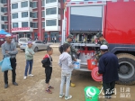 甘肃临夏广河县消防官兵为受灾群众提供生活用水 - 人民网