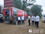甘肃临夏广河县消防官兵为受灾群众提供生活用水 - 人民网