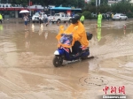 图为受持续降水影响，兰州民众出行受阻。　张婧 摄 - 甘肃新闻