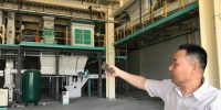 图为入驻兰州新区的企业负责人介绍用于粗加工进口粮食的自动化设备。　闫姣 摄 - 甘肃新闻