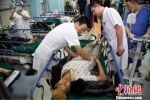 自7月19日1时45分起，甘肃东乡县洪涝灾害受伤人员分批送往该院急救中心接受治疗。何慕 摄 - 甘肃新闻