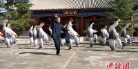 伏羲太极道创始人沈西京在天水伏羲庙内为“徒弟”们教学。(资料图) 闫姣 摄 - 甘肃新闻