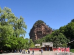图为世界文化遗产麦积山石窟远景，它是中国四大石窟之一。　殷春永 摄 - 甘肃新闻