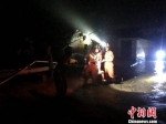 图为消防人员在皋兰县深夜救援。兰州消防供图 - 甘肃新闻