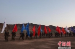 7月18日至24日，第二届甘肃省学生军事训练营活动在酒泉卫星发射中心举行。图为学生在戈壁滩进行12公里野营拉练。　戴桐 摄 - 甘肃新闻