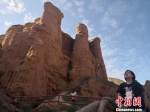 图为游客参观位于肃南县的国家4A级旅游景区冰沟丹霞。　魏建军 摄 - 甘肃新闻