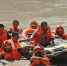 甘南州消防支队舟曲中队在南峪乡暴洪救灾中，利用皮划艇成功营救一位临产孕妇。 - 人民网
