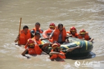甘南州消防支队舟曲中队在南峪乡暴洪救灾中，利用皮划艇成功营救一位临产孕妇。 - 人民网