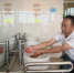 图为48岁的安君强在金昌无障碍厕所洗手。　魏建军 摄 - 甘肃新闻