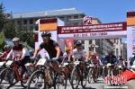 7月25至28日，2018甘南“藏地传奇”自行车赛在甘肃甘南藏族自治州举行。图为骑手在出发点出发。　赵玉琴 摄 - 甘肃新闻