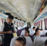 图为列车员登记旅客到站信息。　马勇强 摄 - 甘肃新闻