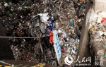 甘肃天水：垃圾回收车坠入坑底 消防官兵成功救出被困人员 - 人民网