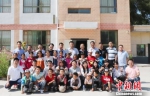 图为华侨大学相关人员走访当地中小学。　邓苏青 摄 - 甘肃新闻