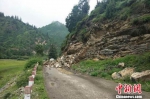 图为8月4日，甘肃甘南州碌曲县，强降雨导致山体滑坡，落石阻断道路。　刘斌 摄 - 甘肃新闻