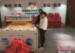 这些西部常见的农特产品对于地处东部的福建仓山来说都是“稀罕物”，深受当地市民青睐。　钟欣 摄 - 甘肃新闻