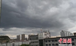 图为兰州市上空黑云压成。　杜萍 摄 - 甘肃新闻