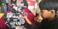2018年5月26日，第十九届全国中小学电脑制作活动(甘肃赛区)机器人大赛举行。图为小学生参观机器人。(资料图) 李亚龙 摄 - 甘肃新闻