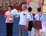 8月11日，第十届陇南乞巧女儿节开幕式上，赵逵夫为“陇南好女儿”的代表颁奖。　钟欣 摄 - 甘肃新闻
