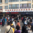 图为8月中旬，敦煌莫高窟参观预约售票中心外的游客排长队“抢票”。　冯志军 摄 - 甘肃新闻