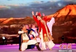 广场舞爱好者表演维吾尔族舞蹈经典动作。　李彬 摄 - 甘肃新闻