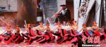广场舞爱好者身穿彝族民族服饰，表演彝族风格广场舞。　朱蕊 摄 - 甘肃新闻