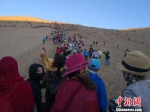 图为8月中旬，鸣沙山月牙泉景区大批游客排队登山。　冯志军 摄 - 甘肃新闻