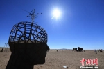 11国户外雕塑亮相甘肃民勤"唤醒"沙漠 借艺术倡环保 - 甘肃新闻