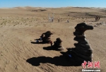 图为展出的沙漠雕塑作品。　杨艳敏 摄 - 甘肃新闻