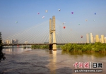 图为热气球飞越黄河。(资料图) - 甘肃新闻