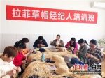 　8月30日，甘肃省第十四次妇女代表大会在兰州举行。图为来自全省各个市州的陇原巧手代表免费参加技能培训。(资料图) - 甘肃新闻