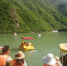 图为盛夏时节，官鹅沟游客在湖中划船。(资料图) 刘辉 摄 - 甘肃新闻