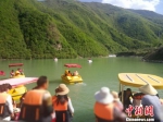 图为盛夏时节，官鹅沟游客在湖中划船。(资料图) 刘辉 摄 - 甘肃新闻