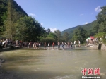 图为各地游客在官鹅沟内的“网红桥”上嬉戏玩耍。(资料图) 刘辉 摄 - 甘肃新闻