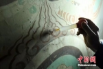 面对修复材料和技术的空白，李云鹤自己动手发明了的壁画修复仪器。(杨艳敏 摄) - 甘肃新闻