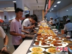 图为西北师范大学附属中学学生在智慧餐厅自助选取菜品。　钟欣 摄 - 甘肃新闻