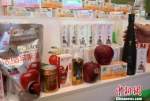 图为以苹果为原料制作的苹果汁、苹果醋等产品。　刘玉桃 摄 - 甘肃新闻