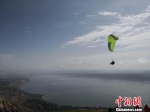 图为参赛选手在黄河三峡上空“飞翔”。　魏建军 摄 - 甘肃新闻