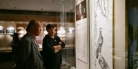 图为参观者欣赏齐白石的《双寿图》。　高展 摄 - 甘肃新闻