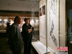 图为参观者欣赏齐白石的《双寿图》。　高展 摄 - 甘肃新闻