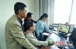 图为甘肃党史研究室工作人员正在网上查看甘肃“红色故事”。 - 甘肃新闻
