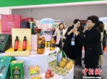 图为展商介绍广元橄榄护肤油。　刘薛梅 摄 - 甘肃新闻
