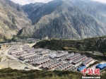 由于地处高山，自然环境恶劣，地质灾害频发，甘肃陇南市武都区坪垭藏族乡被列入易地扶贫搬迁之列。图为10月上旬，排列整齐的藏乡民居。　闫姣 摄 - 甘肃新闻