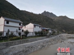 图为和古村落一河之隔的新农村，2008年地震之后，张坝村村民陆续搬至新建的房屋内。　杨娜 摄 - 甘肃新闻