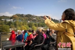 图为老人在游轮上欣赏黄河风情。　刘玉桃 摄 - 甘肃新闻