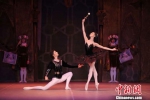 为了让兰州版《天鹅湖》能够给观众带来更加完美的东西方视觉感受，邀请到了被誉为“东方的芭蕾公主”芭蕾首席演员王韵和被誉为“中国芭蕾骄子”的芭蕾舞首席演员焦洋领衔主演。（资料图）甘肃大剧院供图 - 甘肃新闻