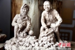 图为泥塑作品《收洋芋》。　郭惠民 摄 - 甘肃新闻
