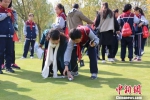 图为小学生体验高尔夫。　刘玉桃 摄 - 甘肃新闻